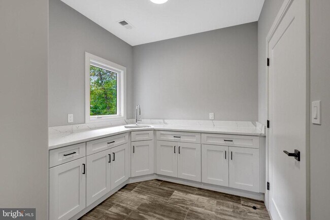 Building Photo - 6226 Kellogg Dr