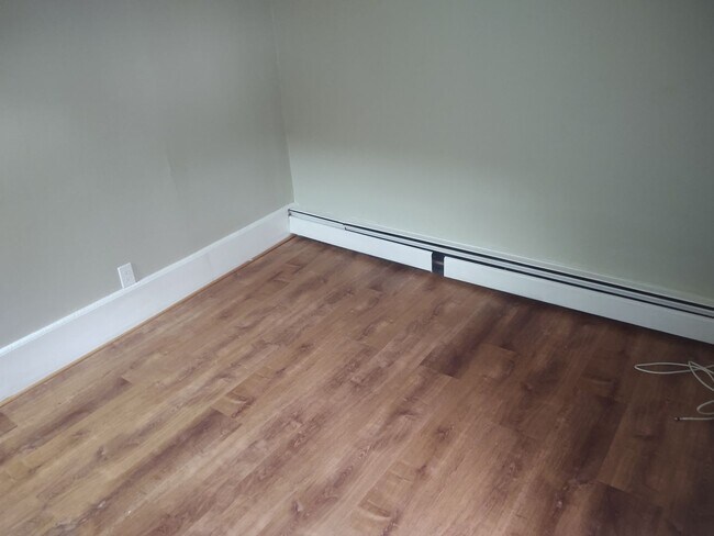 Building Photo - 3 Bedroom with off-street Parking on Park Ave