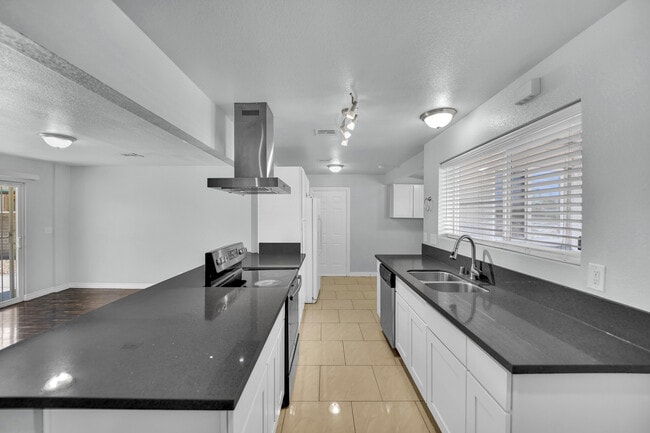 Building Photo - 2221 Santa Clara Dr