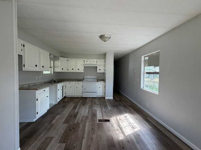 Building Photo - Spacious 3/2 available now!