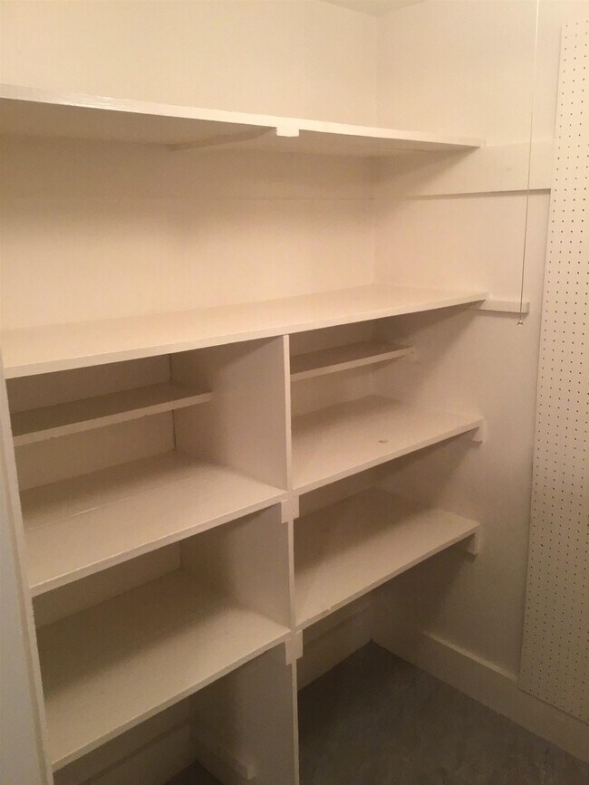 Building Photo - 132 Pine St