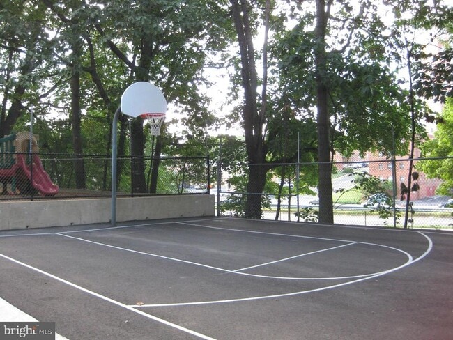 Building Photo - 1320 Fort Myer Dr