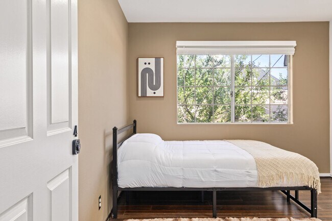 Building Photo - 10777 Ashton Ave