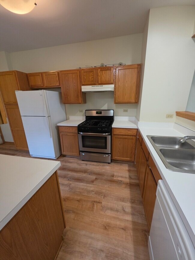 Building Photo - 10 Waverly Ct