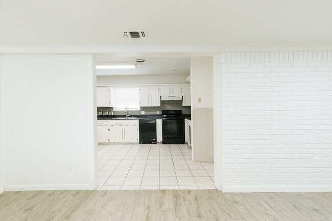 Building Photo - Newly remodeled 3/2/2 in north Lubbock!  M...