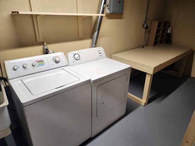Laundry - 23707 Stonehenge Blvd