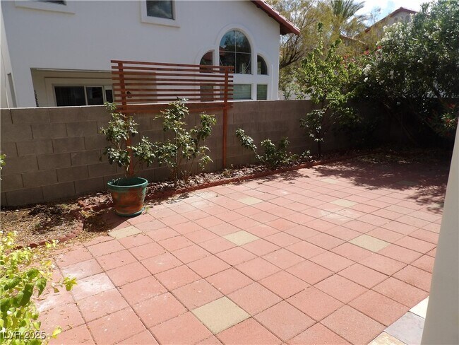 Building Photo - 8765 Villa Alex Ave