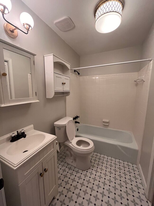 Building Photo - Beautiful lake front home in Lake Park
