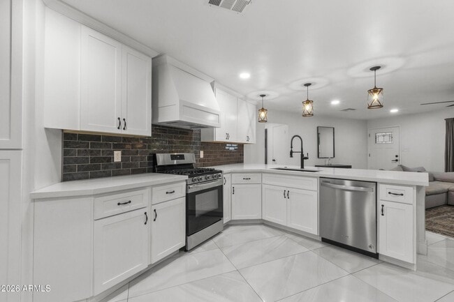 Building Photo - 3938 E Cheery Lynn Rd