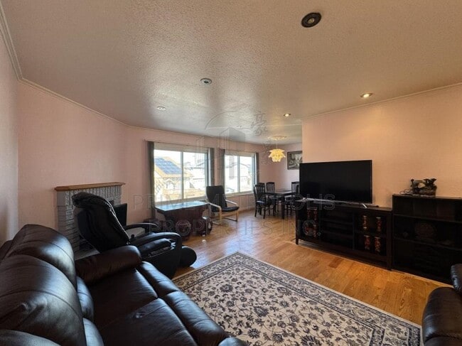 Building Photo - 60 Surrey Ct