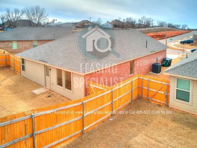 Building Photo - MOVE IN SPECIAL on This Spacious 3 Bed 2 B...