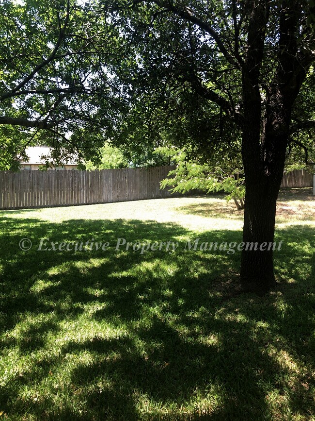 Building Photo - 812 Kelly Cir
