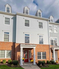 Building Photo - Beautifully appointed townhome