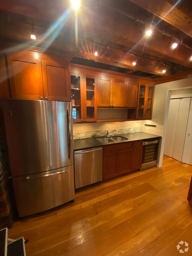 Building Photo - Spacious 2 bed 2 bath unit in the heart of...