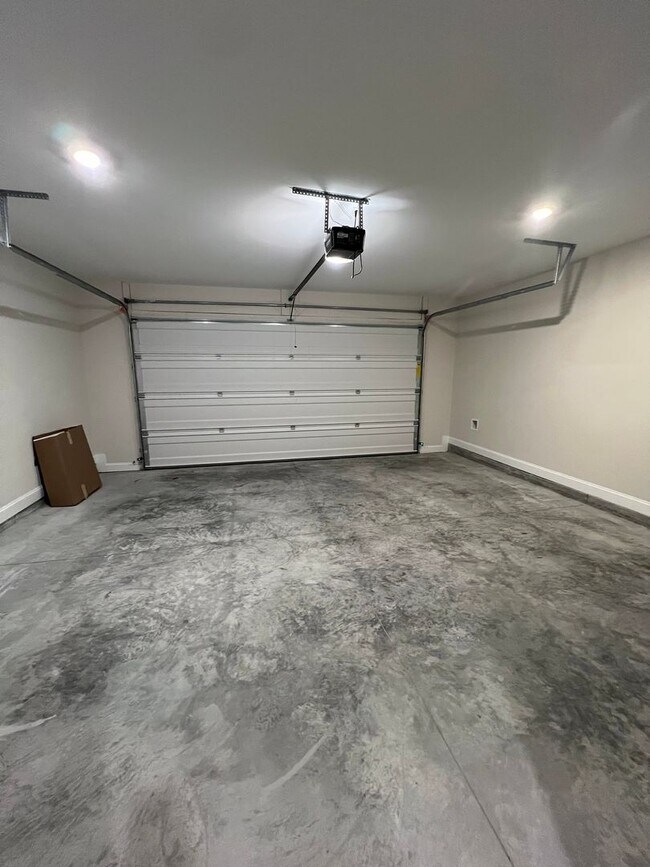 Building Photo - 3 Bed 2 Bath Home with Porches and Huge Ba...