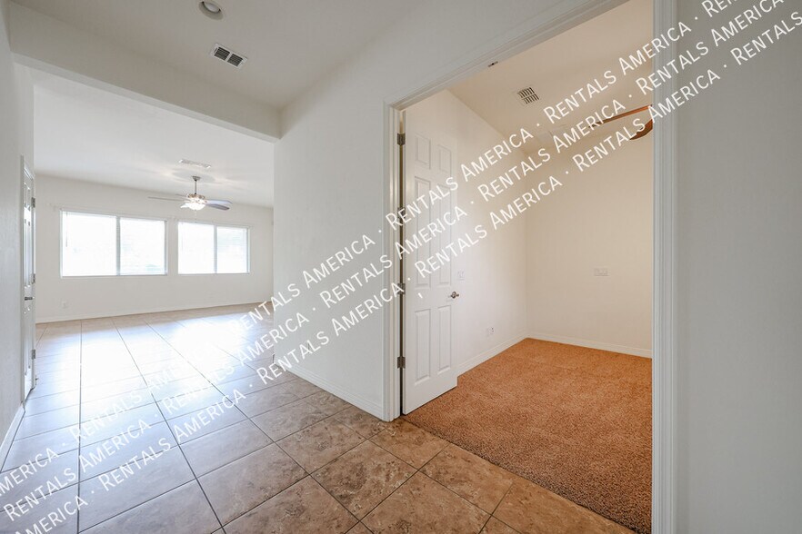 Building Photo - 1133 E Buckingham Ave