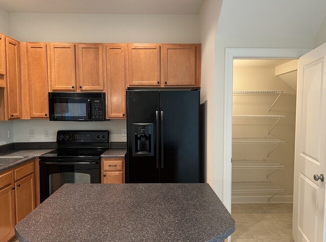 Building Photo - Townhouse For Rent