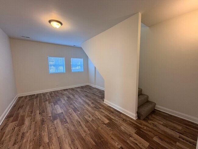 Building Photo - 2803 W Lawrence Ave