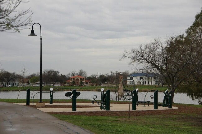 Outdoor workout facility FREE - 2510 W Woodlawn Ave