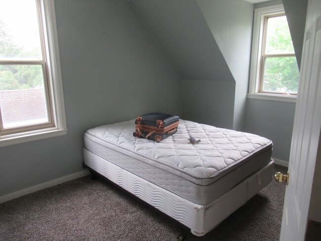 Building Photo - 3 bedroom house with garage