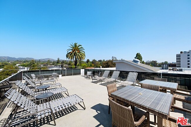 Building Photo - 12115 San Vicente Blvd