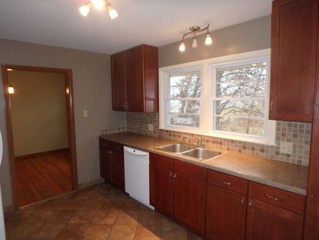 Building Photo - 2300 N Semon Rd