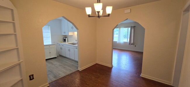 Building Photo - 2 bed 1 bath just a short walk to downtown...