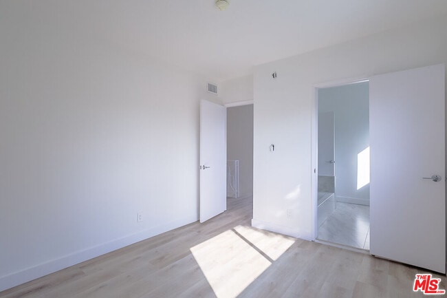 Building Photo - 823 S Detroit St