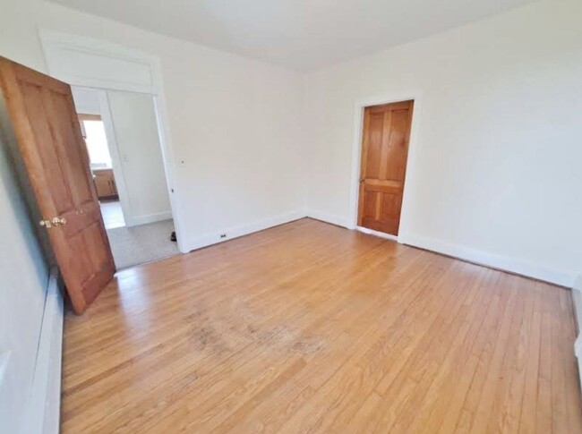 Building Photo - 3 Bed / 1-1/2 Bath Single Family w/2 Car G...