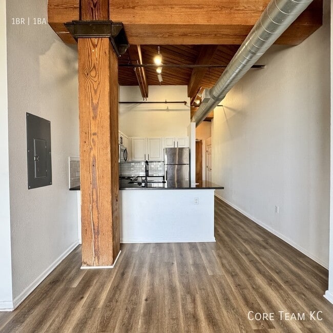 Building Photo - 202 W 5th St