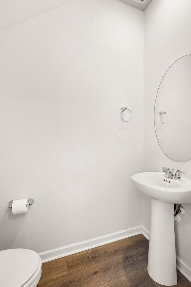 Building Photo - Newer Beautiful 3 Bed 2.5 Bath!