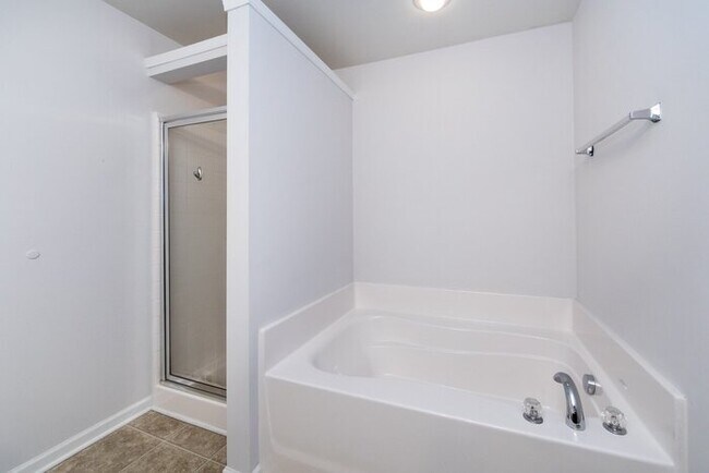 Building Photo - Beautiful 3BD/2.5BA Townhome in the Lions ...