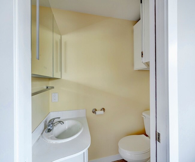 Building Photo - East Lynnwood Three Bed, 1 1/2 Bath Rambler