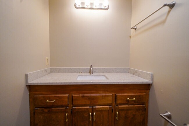 Building Photo - UNCC Area.  2 story 4 BR 2 1/2 BA Large Fe...