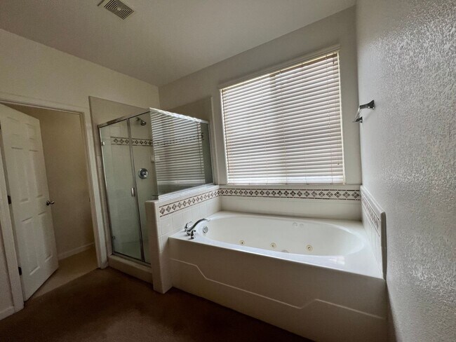 Building Photo - Luxury LAKEFRONT property!!!