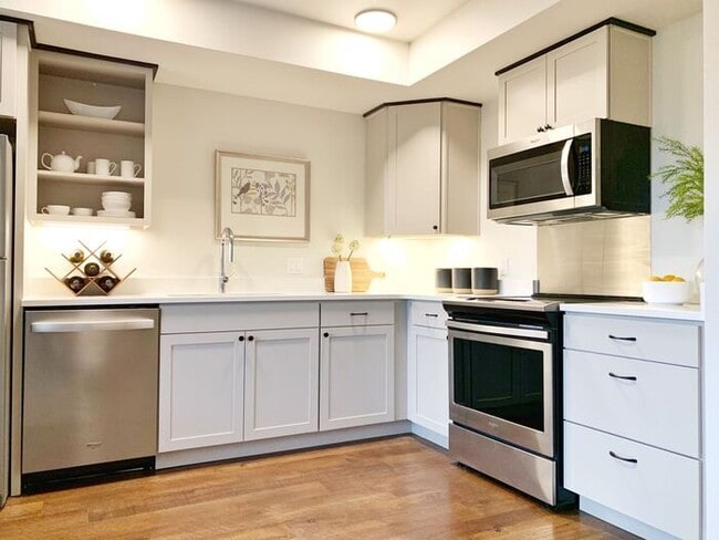 Building Photo - Luxury top floor 2bd in the heart of Sellw...