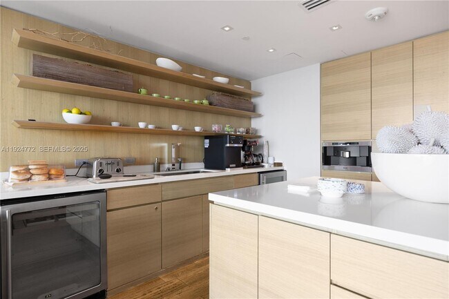 Building Photo - 2711 S Ocean Dr