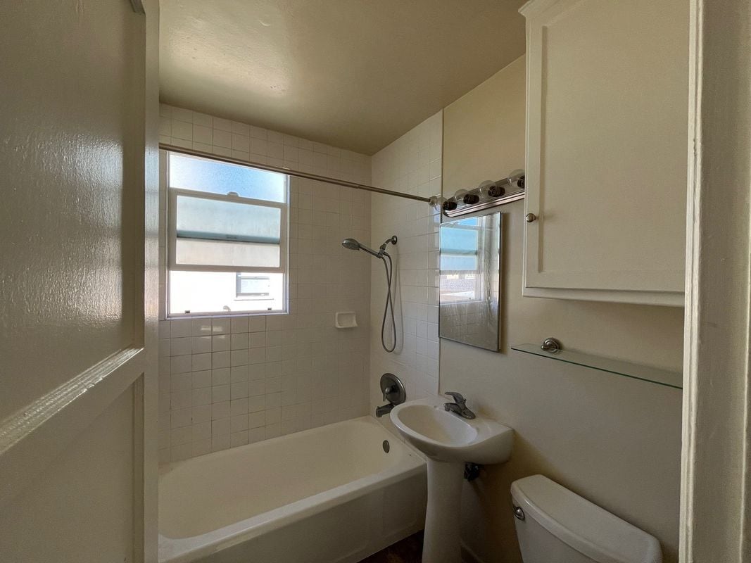 Building Photo - 131 1/2 North Kenwood Street