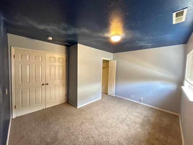 Building Photo - Beautiful Home