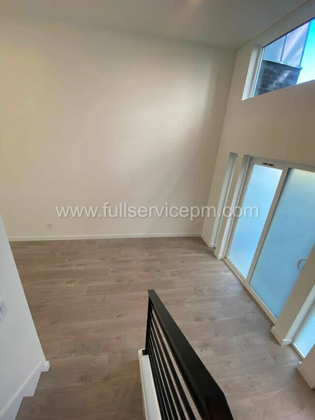 Building Photo - Modern Live/Work Northgate Townhome w/ Rooftop Deck, Luxury Bosch Kitchen & Dual Suites