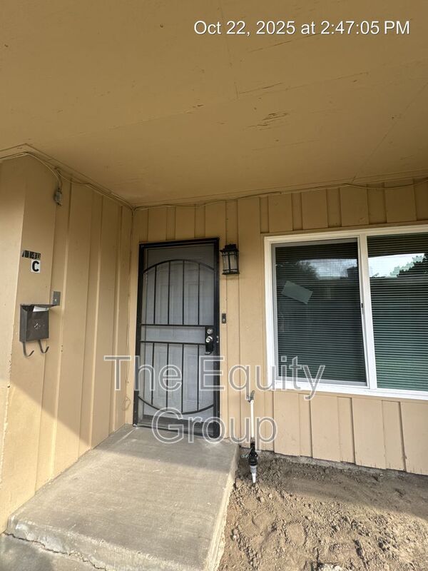 Building Photo - 1140 W Tulare Ave