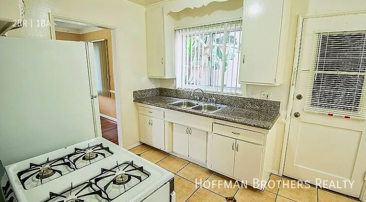 Building Photo - 1060 S Stanley Ave