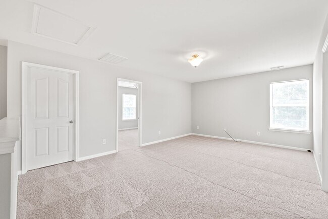 Building Photo - Move-in Ready (Fresh Paint, New Carpet!)
