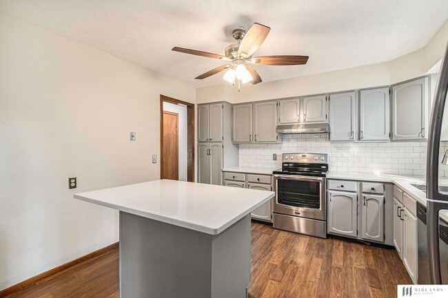 Building Photo - 7208 Pine Dr