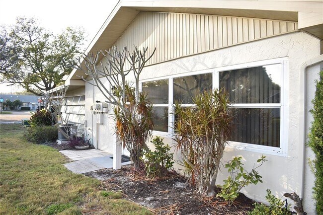 Building Photo - 1906 Canterbury Ln