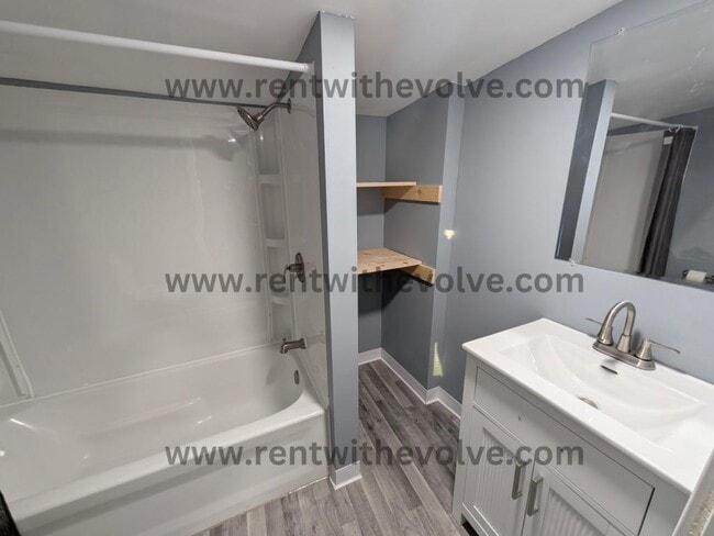 Building Photo - 952 S Shank St