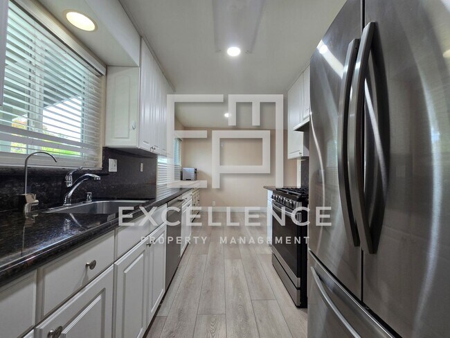 Building Photo - Beautiful 3/2.5 Home With 2 Fireplaces, Updated Kitchen, Spacious Yard and Covered Patio
