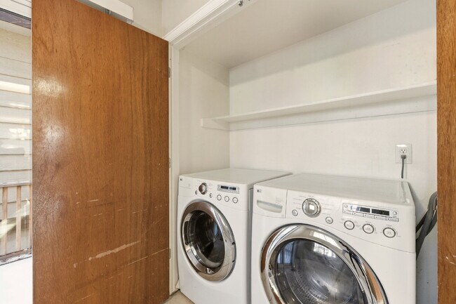 Building Photo - Charming 2BR/2.5BA Townhome in Deer Pointe Village! Beautiful Hardwood Floors Throughout Main Lev...