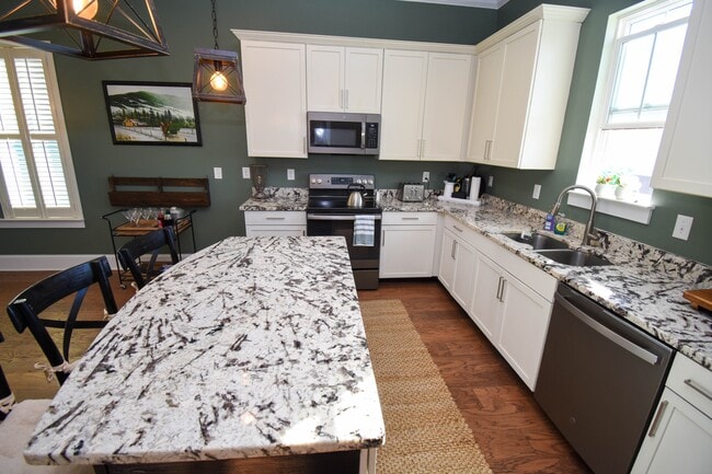 Building Photo - 846 Rosa Cir