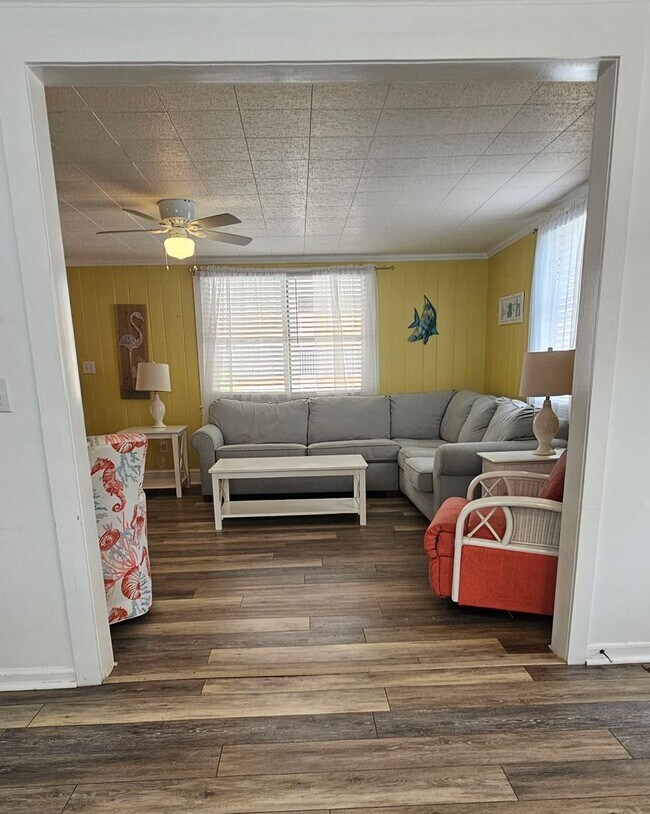 Building Photo - Snowbird Rental or Short-Term Getaway – Just Steps from the Beach!